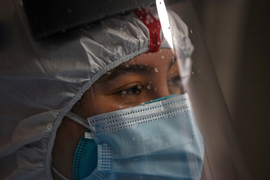 미 병원 의료진의 안면 보호장비에 맺힌 땀방울  사진=연합뉴스